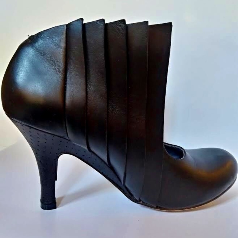 Irregular Choice "Cut That" RARE black leather 8.5